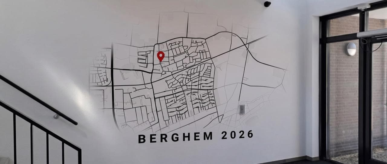 Stratenkaart van Berghem als muurprint in een trappenhuis, met rode pin op het adres en de tekst Berghem 2026